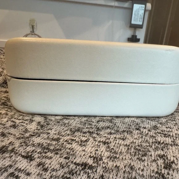 Marc Jacobs White Storage Case w/dust cover for glasses - Picture 4 of 4